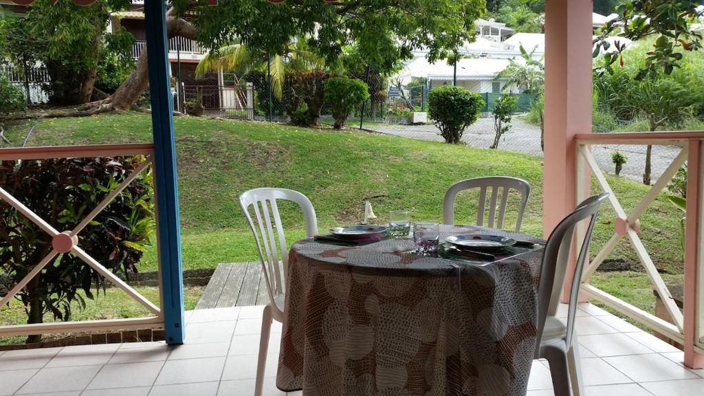 Le Pilibo, quiet, pool, beach 5 min walk, Sainte-Anne