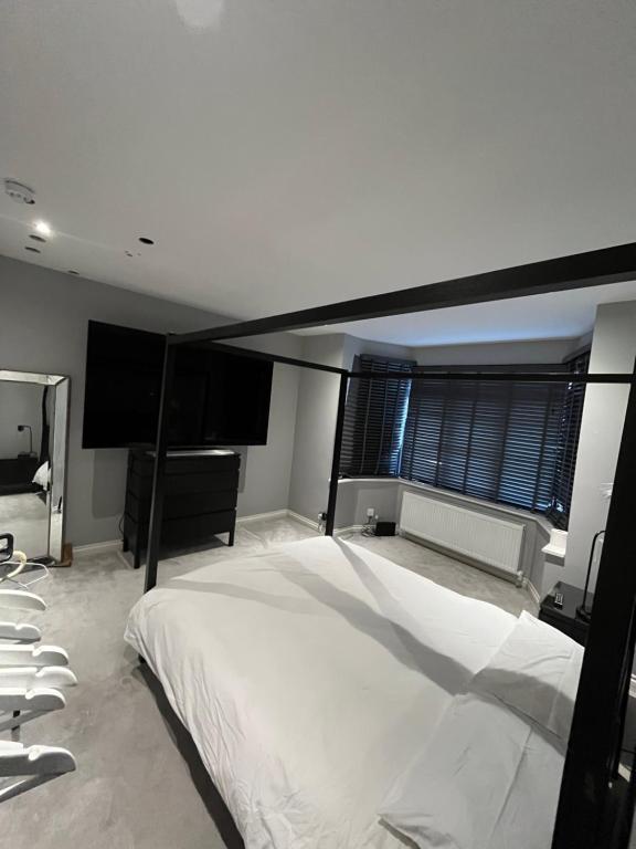 affordable rooms in modern home, Eltham