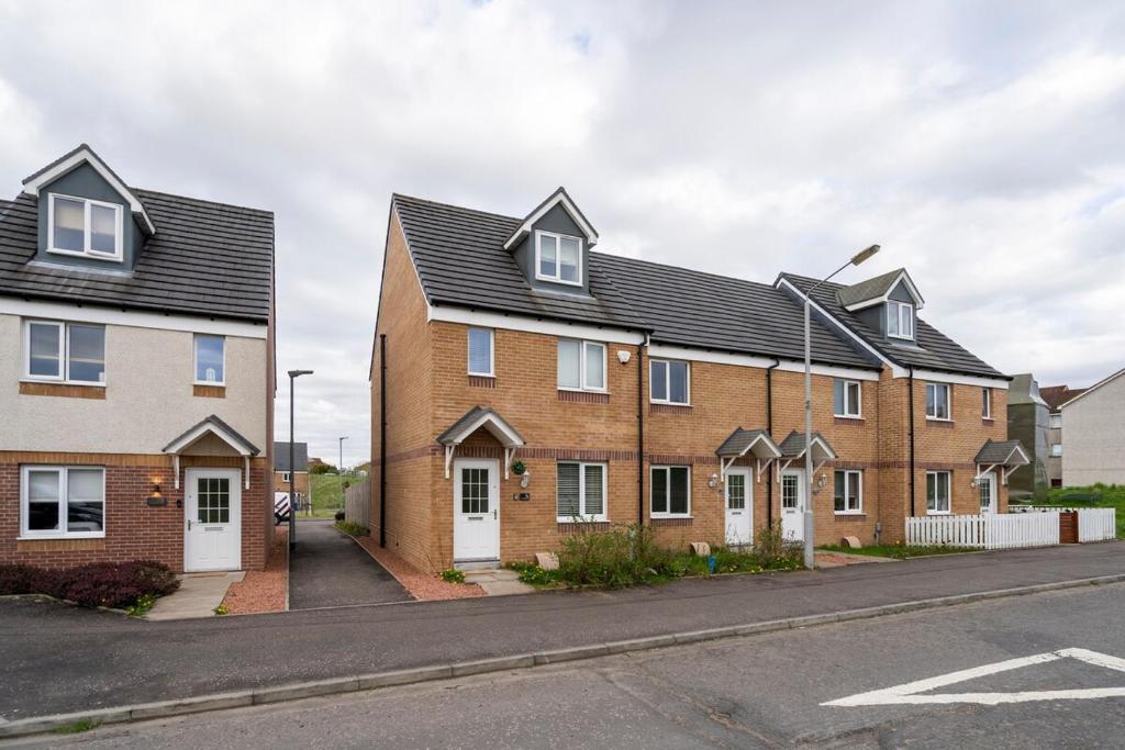 Superb 3 Bed Home Away from Home in Glasgow, just off M8 with free parking, Stepps