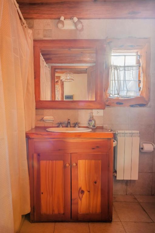 LA AURORA CABAÑA Kiñe en la base del cerro Catedral con vistas - 3