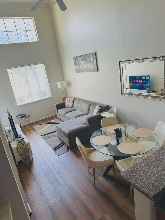 Loft Style,2 Beds ,Flexible self check in,Pool, Marina del Rey