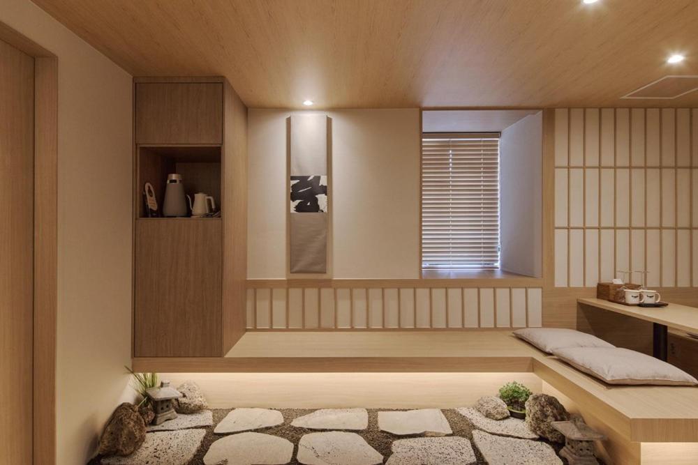 Whalero Gimpo Airport