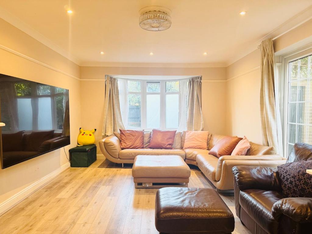 Modern 4BR House with Parking, 8 Mins to Gatwick Airport, Crawley