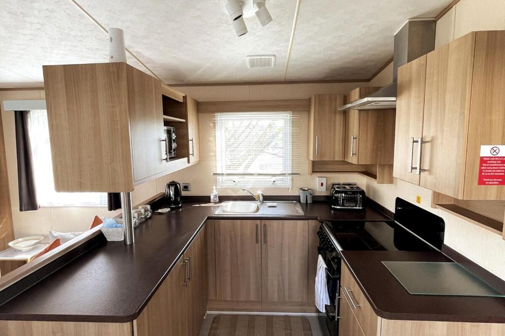Beautiful Motor Home in Devon (Paignton Holiday Park) photo 5