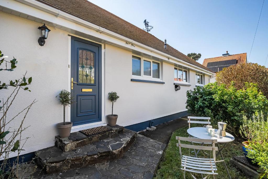 Spacious one bed apartment in a quiet leafy close., Barnstaple