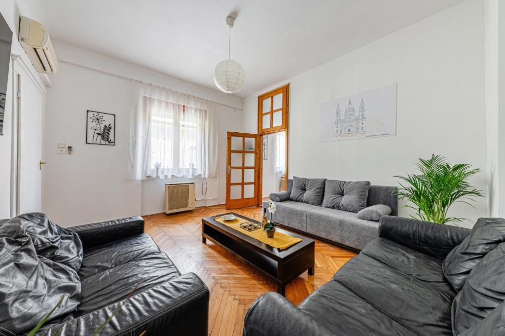 Heart of the City - spacious apartment with AC -by Astoria, Budapest