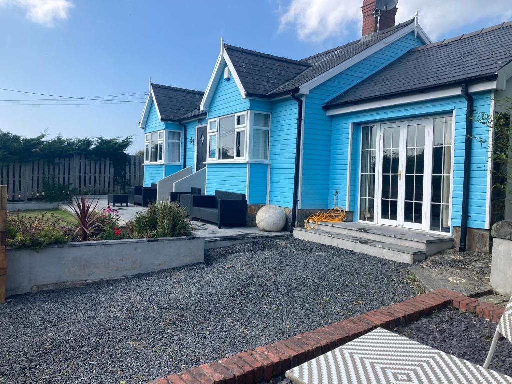 Blue Lodge - by the sea, sauna, BBQ, private garden and parking, Aberystwyth