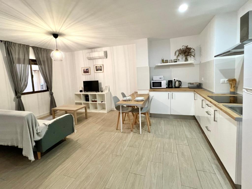 San Isidro City Center and Beach Studio Apartments - 4
