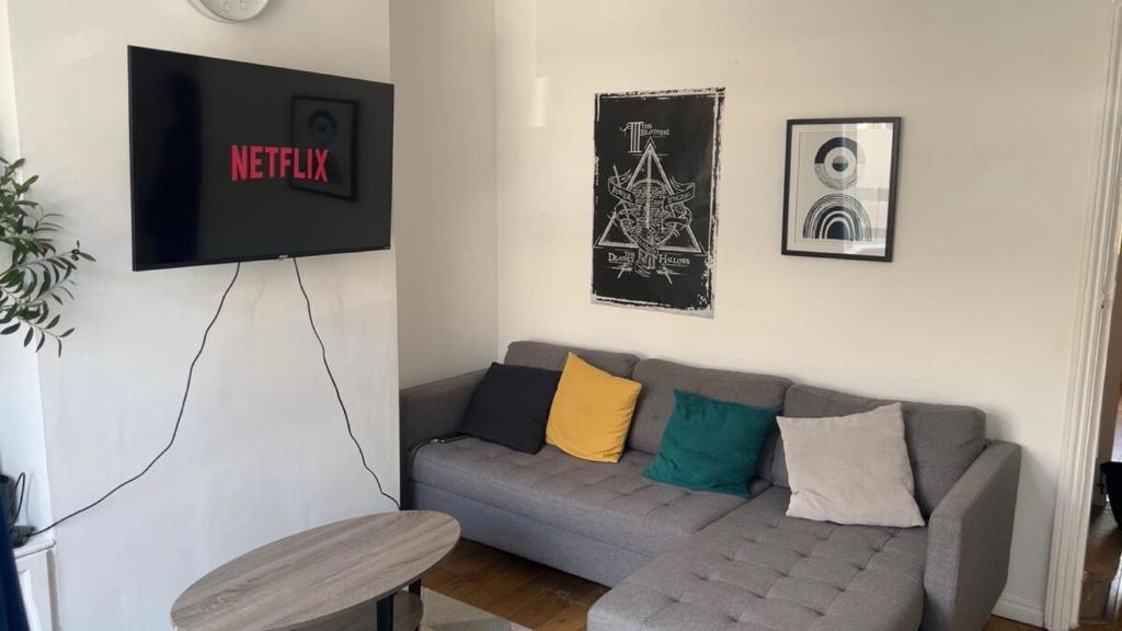 Cozy 3-bed Watford Home, Watford West Station