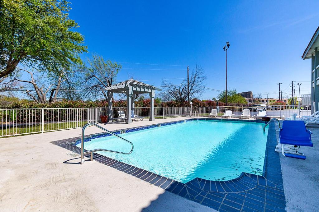 Motel 6-Dallas, TX - Market Center photo