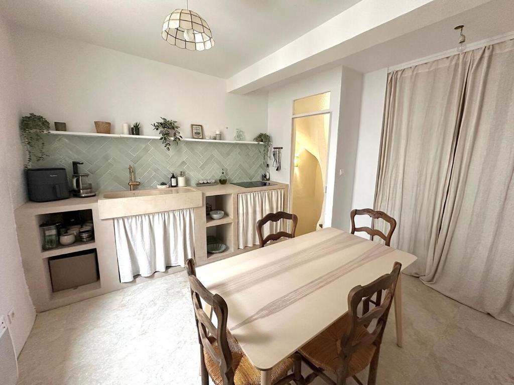 Charming Townhouse in Carpentras Historic Center - 4