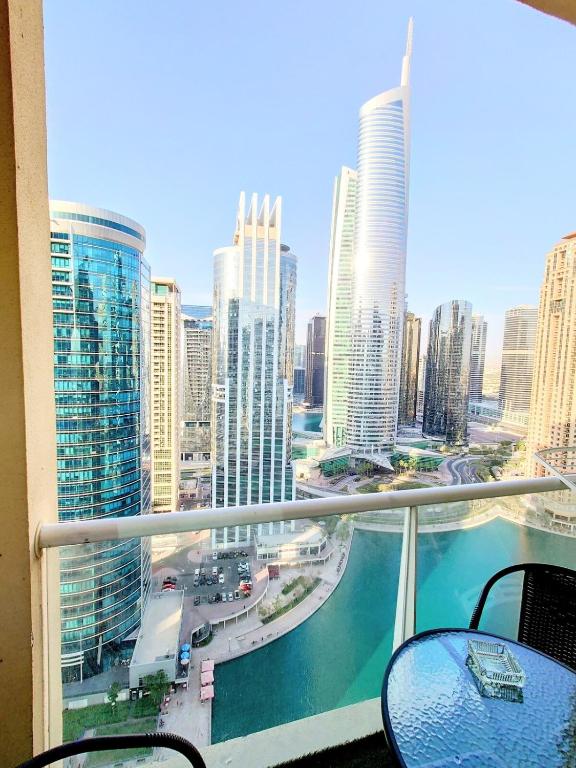 Modern Studio with Balcony - Close to Metro & Marina, Dubaï