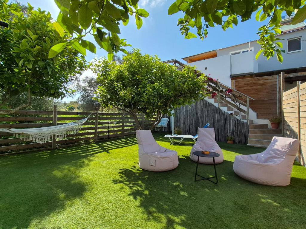 Lemonia Apartment with yard, Pitsidia