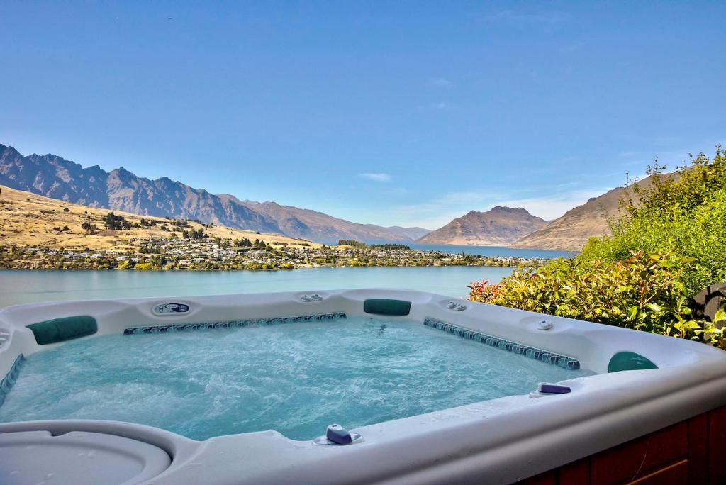 A Surprise on Sunrise! Panoramic Lake Views & Spa Pool, Queenstown