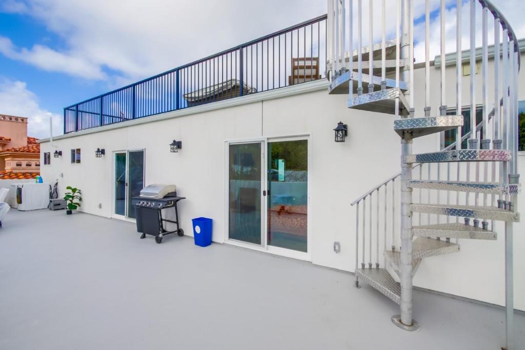360 Rooftop View Ocean Breeze 6 Min to Beach, San Diego