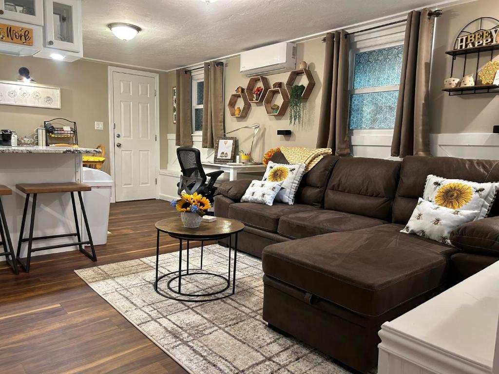 The Hive - Unique Themed Getaway, Billerica