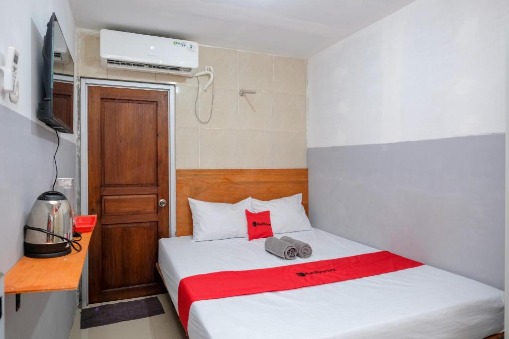 Guestroom, RedDoorz near Mulyosari in Surabaya
