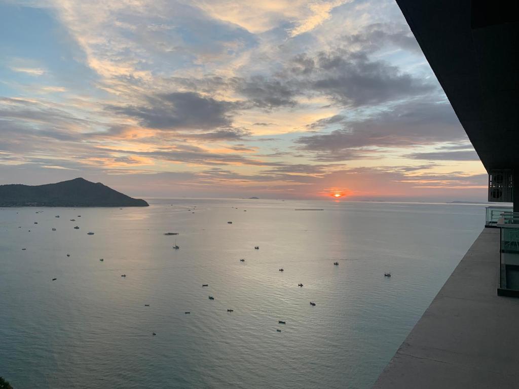 DELMARE BeachFront Sea View, Bang Sare