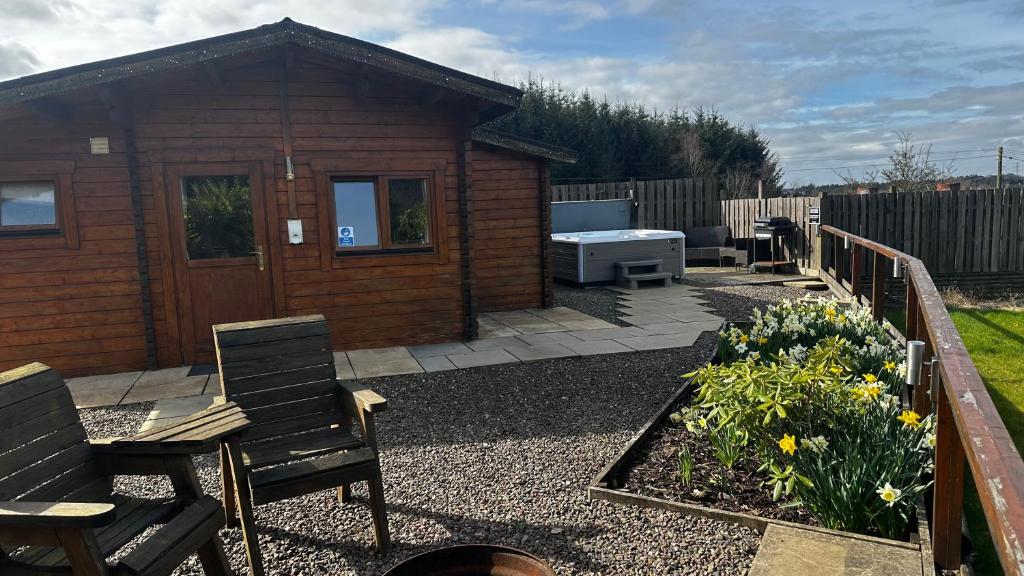 Lochinvar - Highland Log Cabin with Private Hot Tub, Airdrie