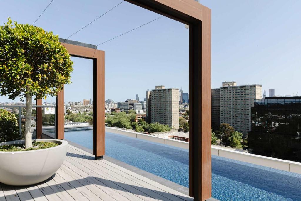 Abbotsford Abode With Pool Parking & Gym, Melbourne