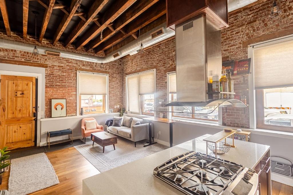 Stylish SOHO-Inspired Loft, 15 Min to NYC Times Square, Union City