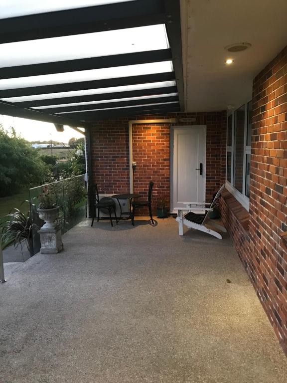 Robyn's Nest, Sentry Hill