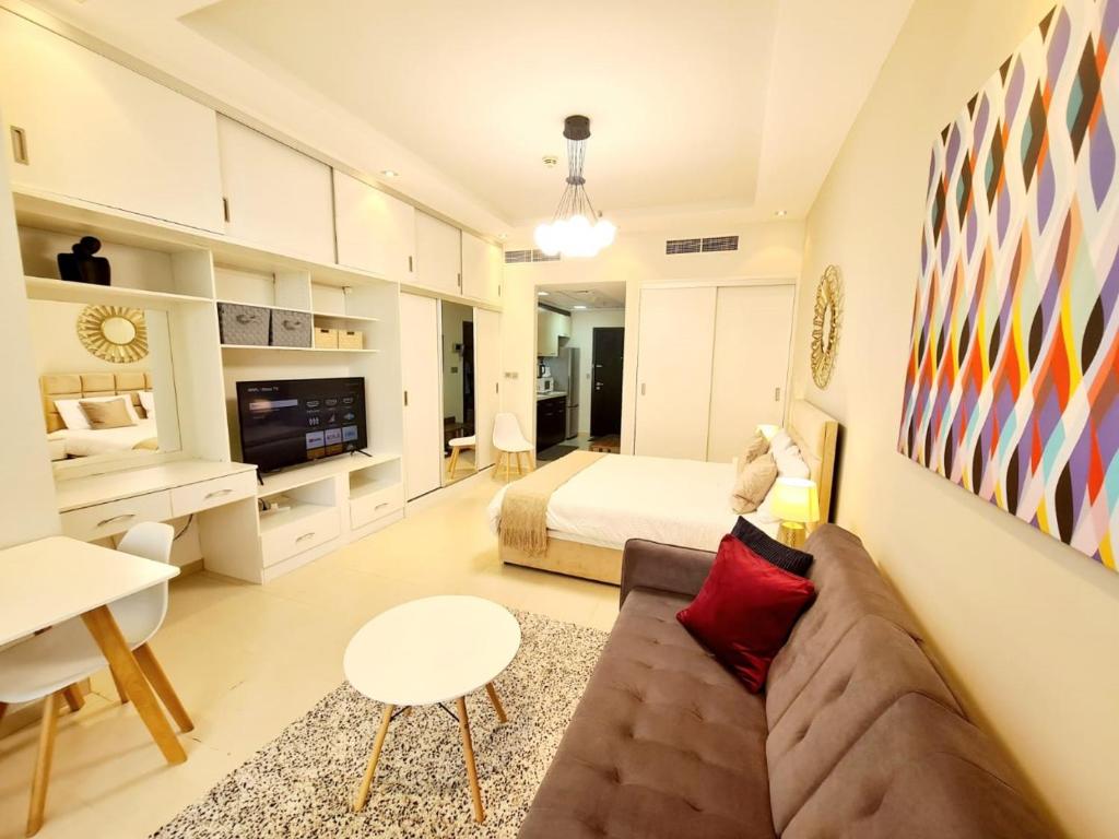 SUNRISE HOMES - Charming Studio near JBR Beach, Dubaj