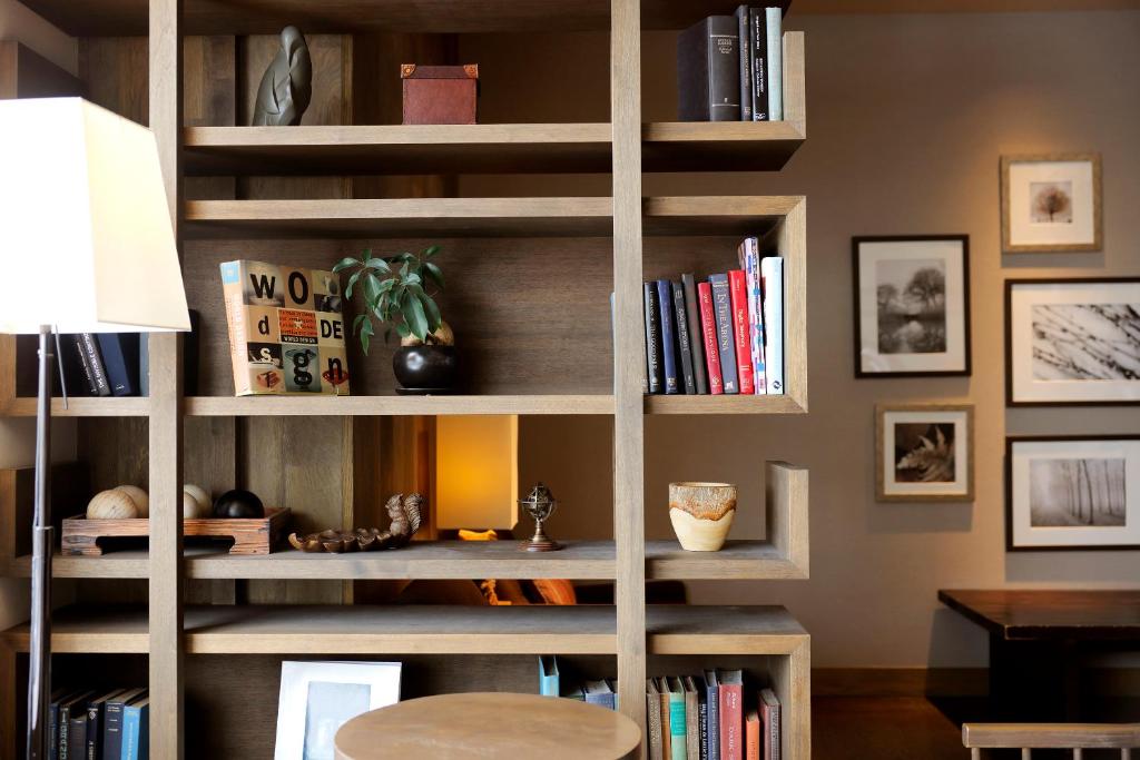 Shared lounge/TV area