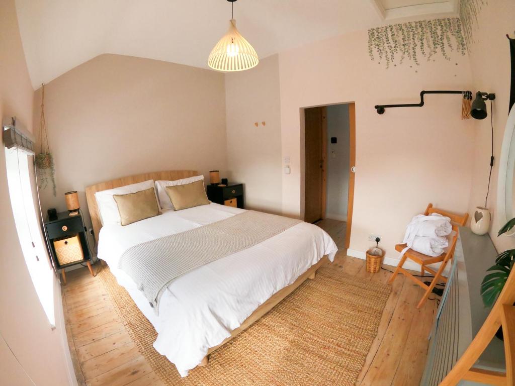 Romantic coastal getaway with hot tub & log burner, Tywyn