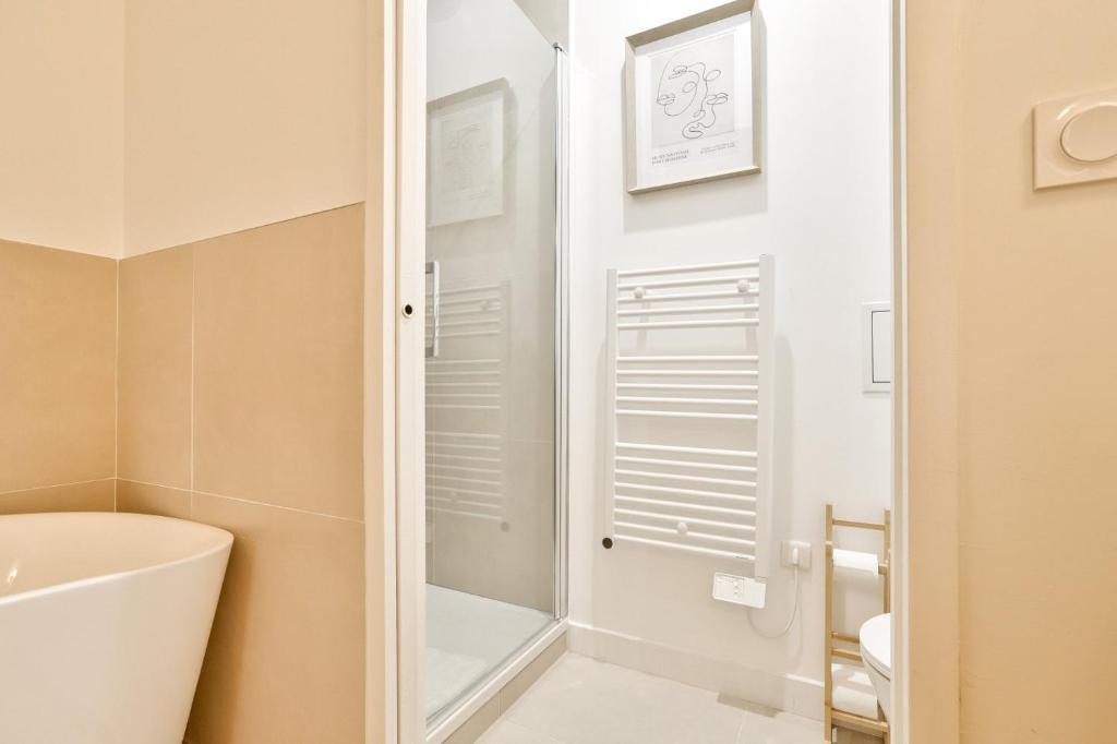 Luxury Suite Spa Bath & Cinema Screen- Bordeaux - 5
