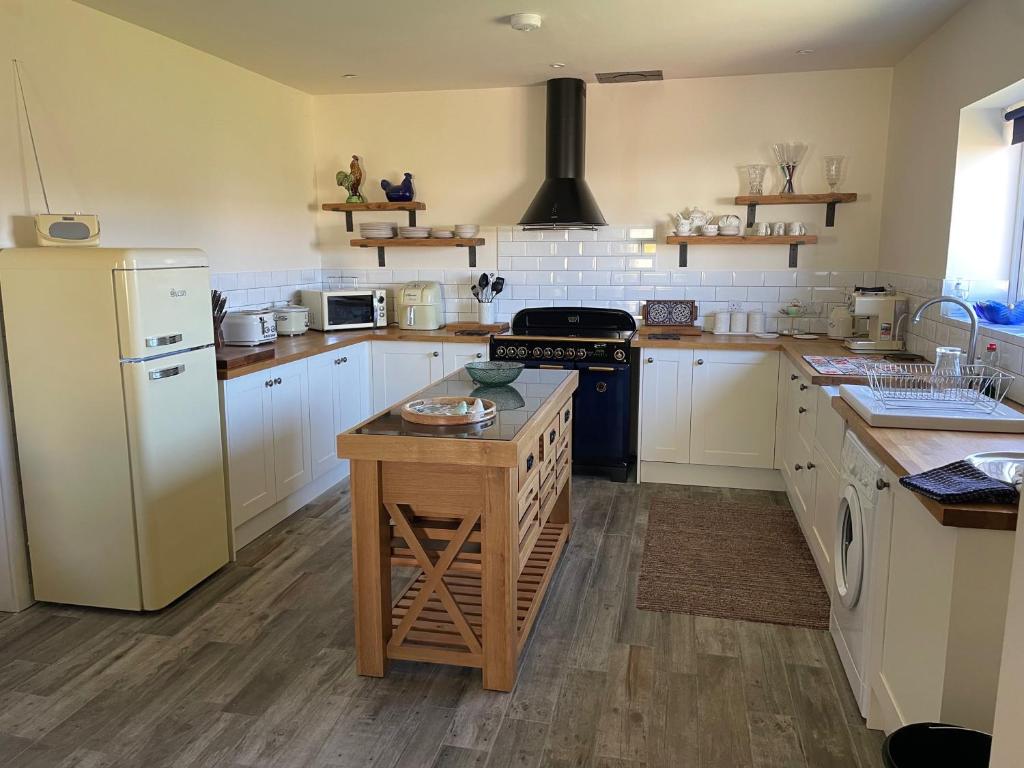 Country Retreat Sleeps 2 with Horses Ducks & more, Holyhead