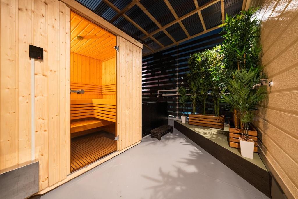 真 Private accommodation with sauna, close to USJ and Expo Park, free parking, 4 bedrooms, 8 beds, 2 bathrooms, Ósaka