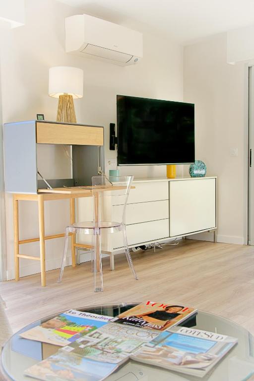 Renovated 2-room apartment near sea & shops - 4