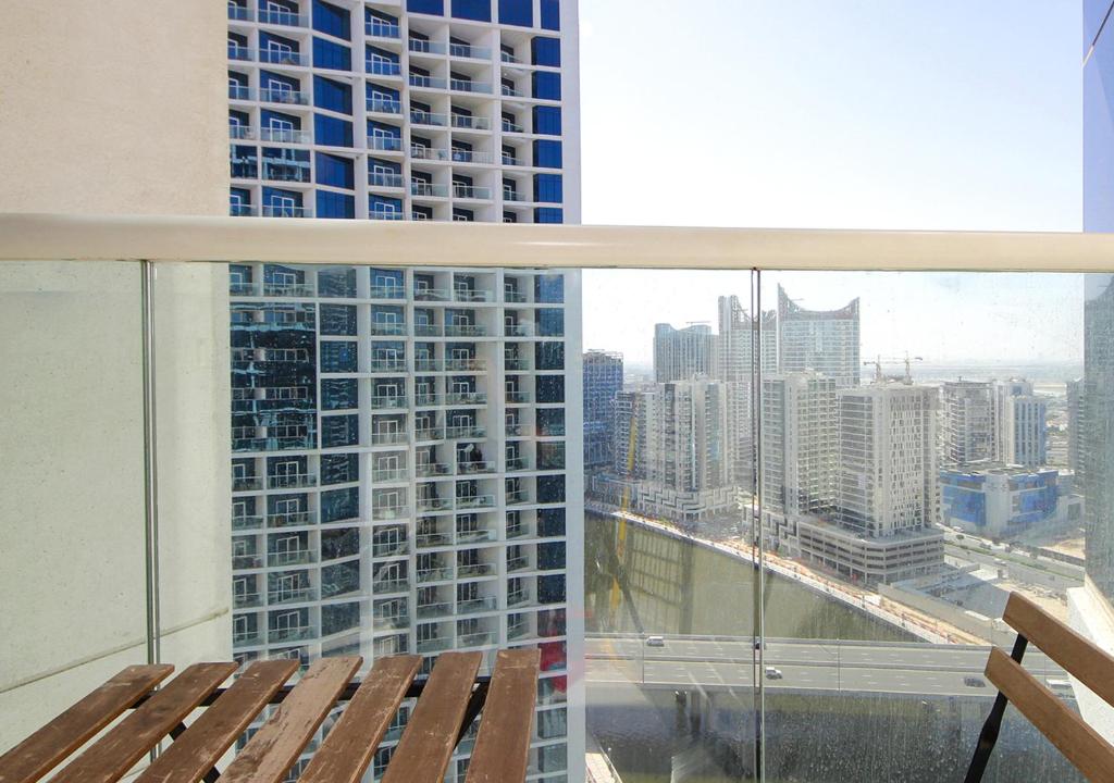 Luxury Damac Studio w Canal View Near Burj Khalifa, Dubai
