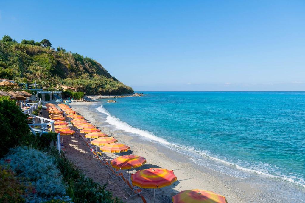 Hotel Villaggio Stromboli — Plaża in Ricadi, Kalabria