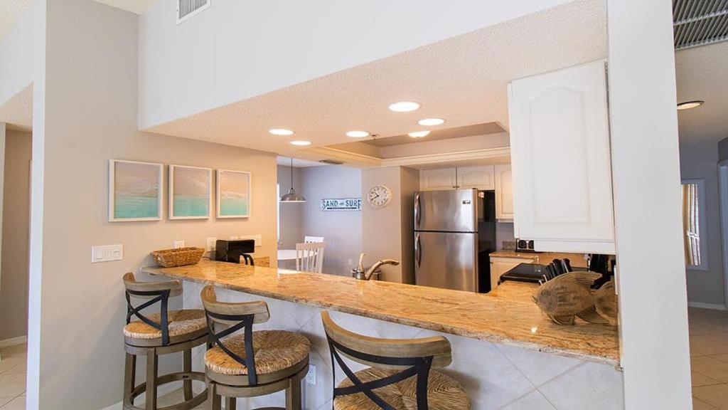 Updated 2BR, 2nd floor condo on Siesta Key - tennis and pickleball, private beach access, Siesta Key