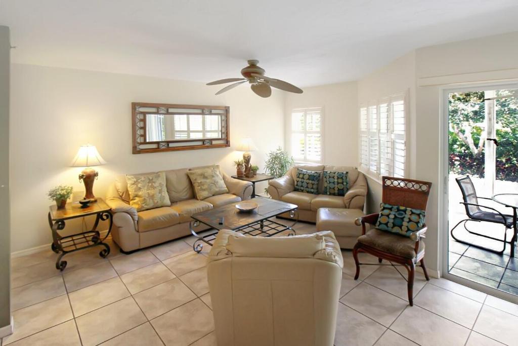 Relaxing Siesta Key condo - 2 heated pool, tennis and pickleball, private beach access, Siesta Key