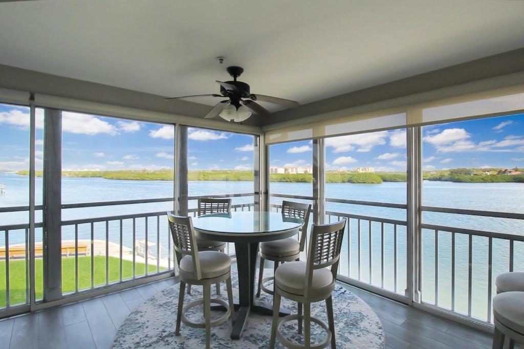 Bayfront 3BR 2nd floor Siesta Key condo with private beach access, Siesta Key