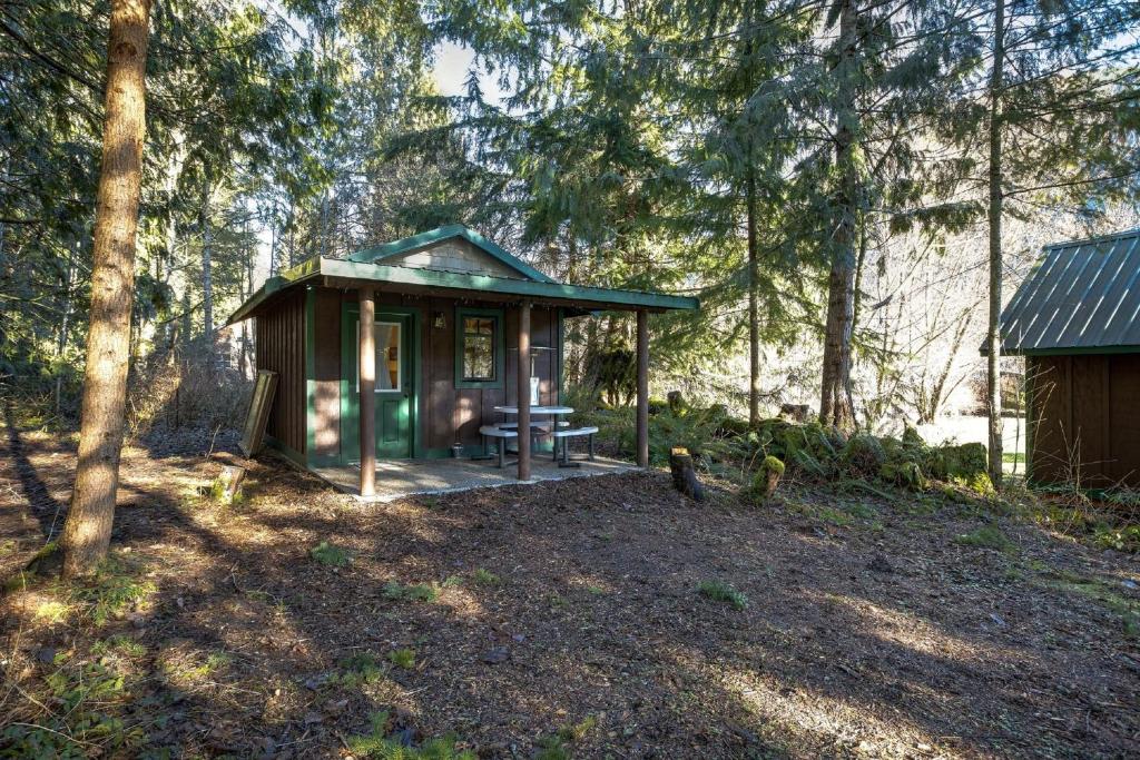 Unique Glamping Experience, Pet Friendly, Sleeps 2, Maple Falls