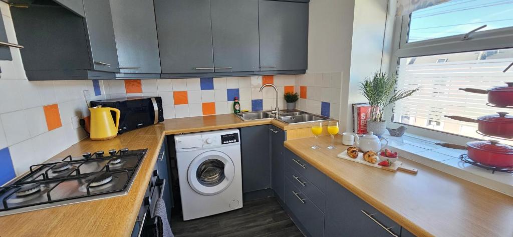 Spacious Penthouse (Central Plymouth, 3 Bedrooms) - photo 3