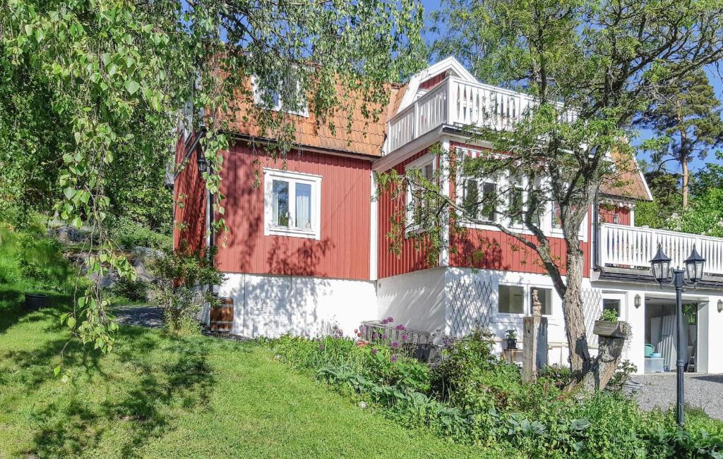 Nice Home In Ljusterö With Sauna, Ljusterö