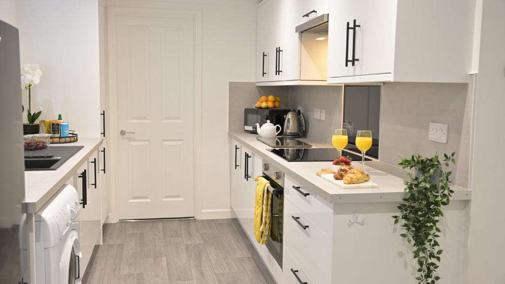 Modern Central 2-Bed Plymouth Apartment photo 6
