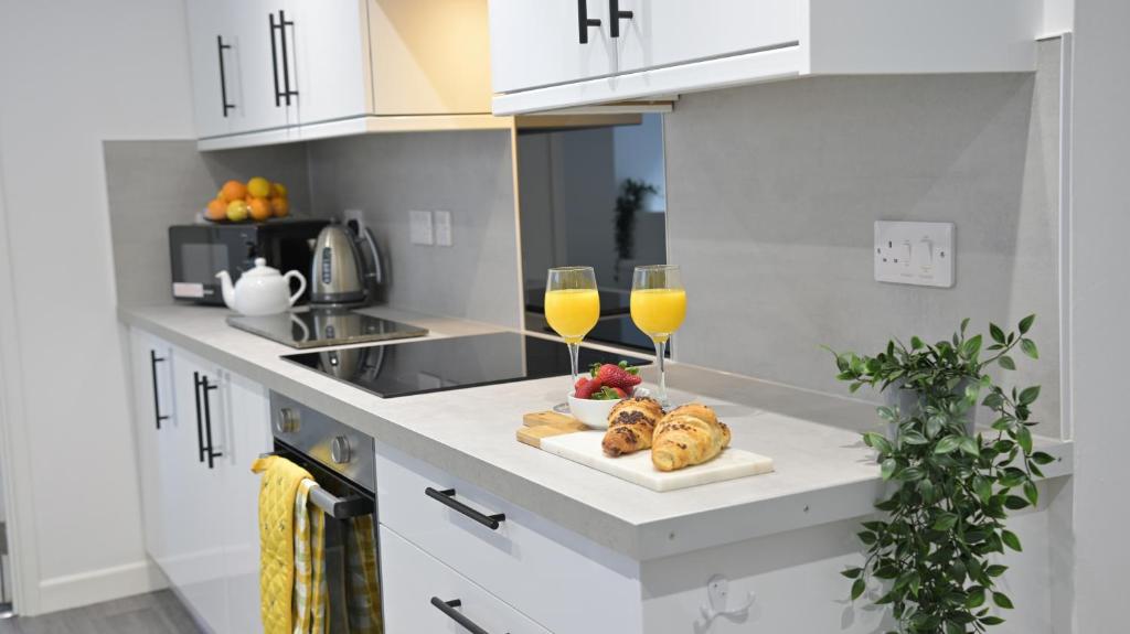 Modern Central 2-Bed Plymouth Apartment photo 3