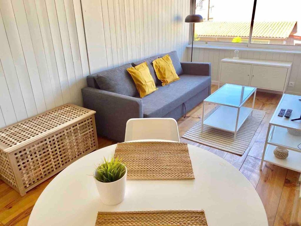 Beautiful studio 200 from tram B, Talence