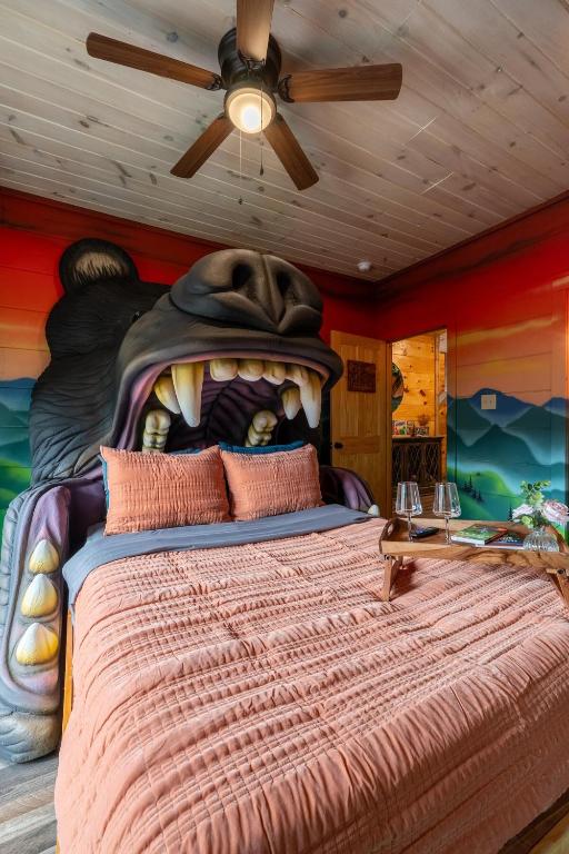 Honeybear Hideaways - New Bear-Themed Cabin Cozy and Family Friendly Retreat with Indoor Pool, Game Room, Bear Room and Hot Tub, Gatlinburg