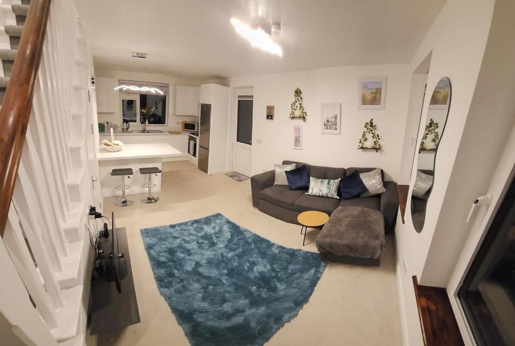 Riveredge Apartment, Pedlars Cross Roads