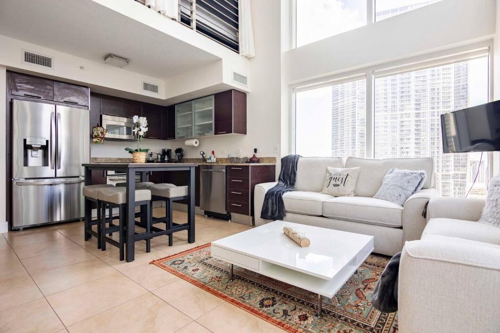BrickellRiver LOFT with parking & 12 min to South Beach, Miami