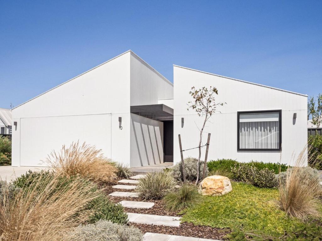 Amila - central location with designed spaces, Dunsborough