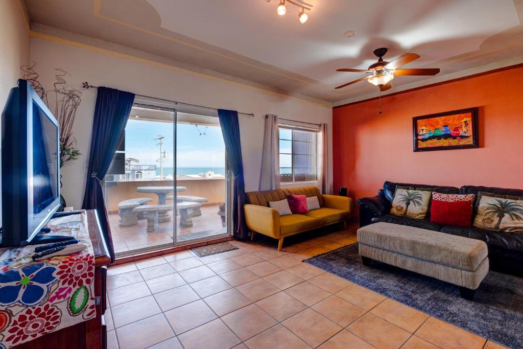 BEACH CONDO 3-Sleeps 8- Pool- WiFi- AC- Security - 4