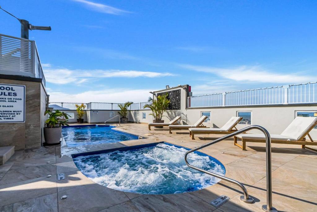 McLeod Escape - Central Base by Markets & Waterfront - Two Connecting Units, Cairns